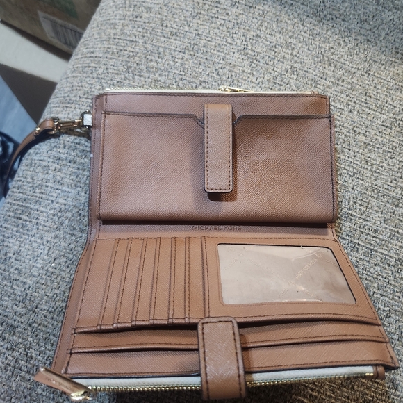 Wristlet phone case - Picture 4 of 9